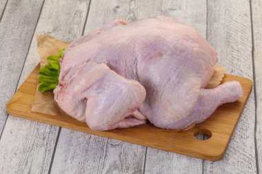 Çiğ tavuk pişirmeye hazır.