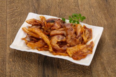 Kasede domuz kulağı var.