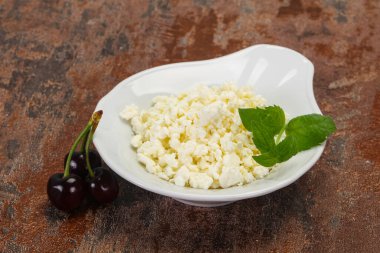 Taze kaymak tabaktaki taze kaymak. Naneli ve vişneli.