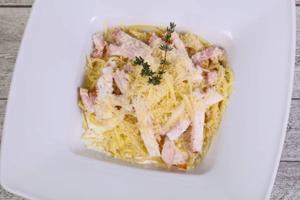 Pasta Carbonara Mit Schinken Und Käse Serviert Thymian — Stockfoto