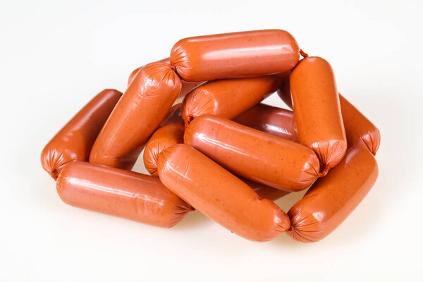 Вкусные мясные колбаски готовы к употреблению на белом фоне
