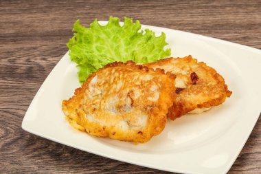 Ekmeğin içinde kızarmış morina balığı