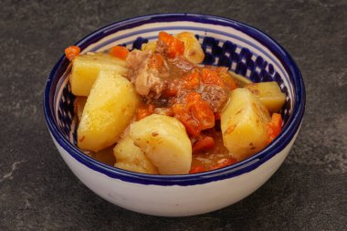 Soslu ve sebzeli kızarmış patates ve biftek.