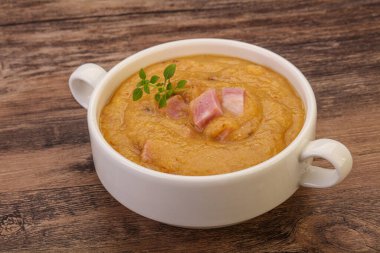 Füme domuz pirzolası ve bezelye kremalı çorba.