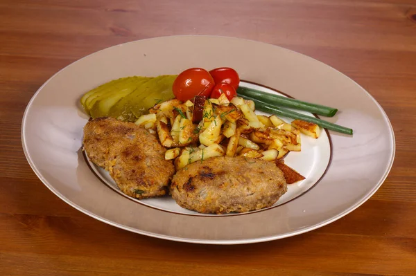 Hausgemachtes Schnitzel Mit Bratkartoffeln Und Eingelegter Gurke — Stockfoto