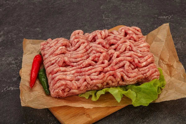 Rauw Gehakt Varkensvlees Voor Het Koken Het Bord — Stockfoto