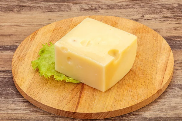 Emmental Ost Över Trä Ombord Serveras Sallad — Stockfoto