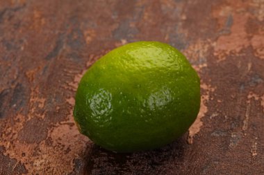 Ahşap zemin üzerinde olgun yeşil kireç