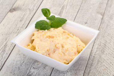 Nane yaprağı servis edilmiş kayısı ile kaymak.