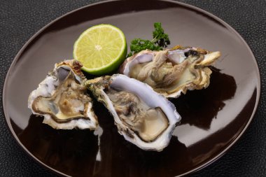 Limonlu ve maydanozlu taze istiridye.