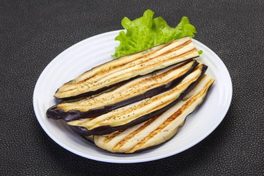 Kavanozda kızarmış patlıcan.