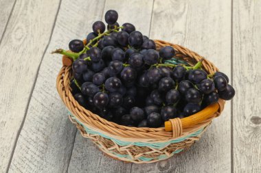 Taze taze tatlı kırmızı üzüm dalında