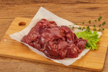 Çiğ tavuk ciğeri pişmeye hazır.