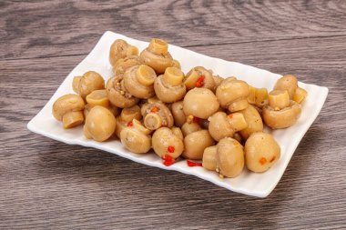 Kavanozda baharatlı turşu şampiyonları