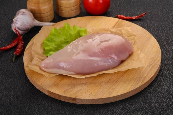 生鸡胸肉煮熟 — 图库照片