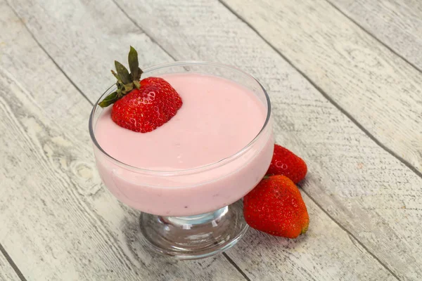 Milchjoghurt Mit Erdbeere Der Schüssel — Stockfoto