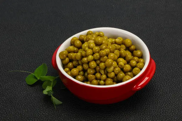 Groene Erwten Blik Kom Geserveerd Bladeren — Stockfoto