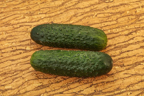 Πράσινο Φρέσκο Δύο Αγγούρια Πάνω Από Φόντο — Φωτογραφία Αρχείου