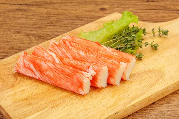 Krabbenstangen Servierten Salatblätter Über Bord — Stockfoto