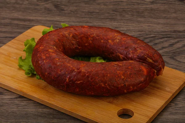 Krakowska Wurst Über Dem Brett Mit Kräutern Und Gewürzen — Stockfoto