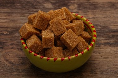 Kahverengi baston şeker yavruları kasede