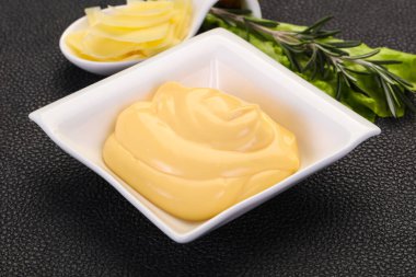 Kasedeki peynir sosu dilimlenmiş parmesan.