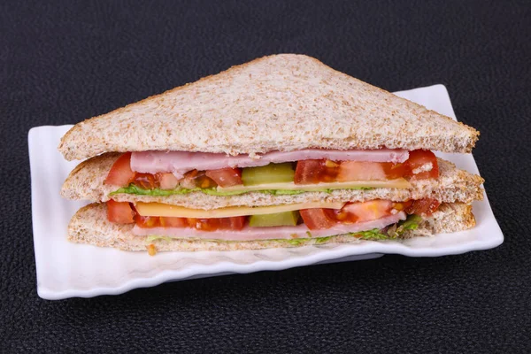 Club Sandwich Mit Schinken Käse Salatblättern Tomaten Und Eingelegten Gurken — Stockfoto