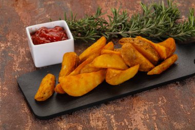 Biberiye ve soslu kızarmış patates dilimleri.