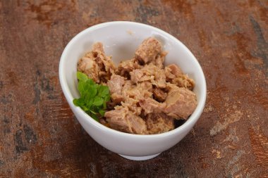 Kasede ton balığı konservesi fesleğen yaprağı var.