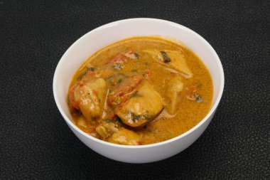 Geleneksel Tayland körili tavuk çorbası ve hindistan cevizi sütü.