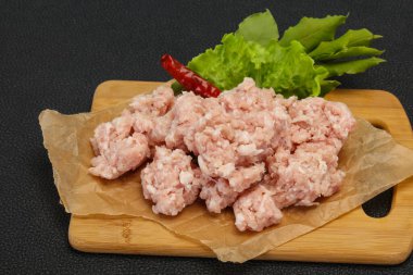 Ev yapımı kıymalı domuz eti pişirmeye hazır.