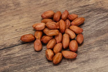 Çiğ fıstık yığını, rostoya hazır.