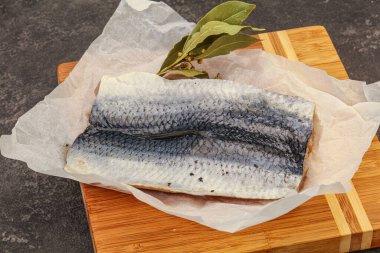 Güvertede deri ve baharatlı ringa filetosu.