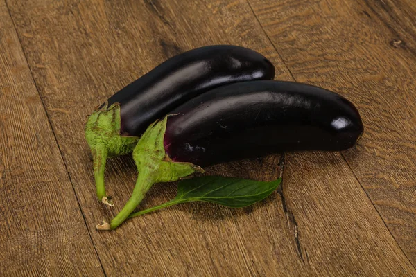 Peu Aubergines Mûres Savoureuses Sur Fond Bois — Photo