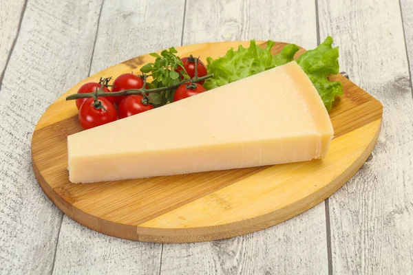Italský Tradiční Parmezán Sýr Trojúhelník Podávaný Salát — Stock fotografie