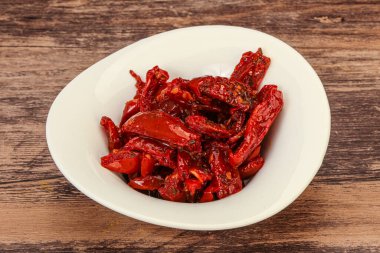 Zeytinyağı ve bitkilerle kurutulmuş domates.