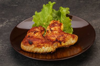 Baharatlı ve otlu kızarmış tavuk kanadı.