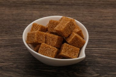 Kahverengi baston şeker yavruları kasede