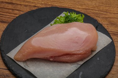 Pişirmek için çiğ tavuk göğsü.