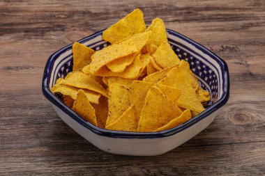 Meksika mısır cipsi üçgen yığını.
