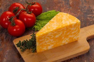 Lezzetli mermer peynir kekik servis edilir.