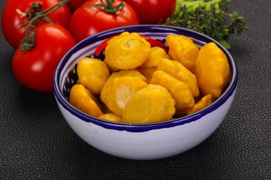 Lezzetli terbiye edilmiş veranda kasede.