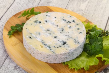 Salata ve fesleğenli yuvarlak mavi peynir.