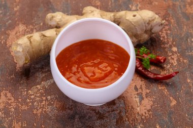 Kök ve biberli zencefil sosu.