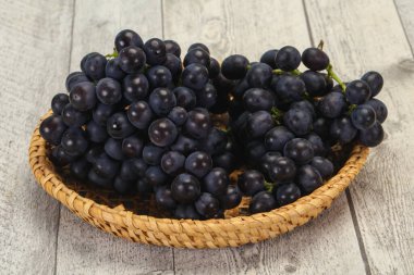 Taze taze tatlı kırmızı üzüm dalında