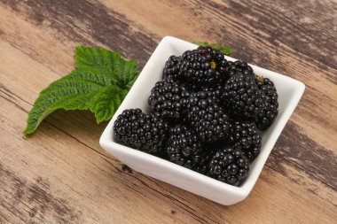 Tatlı, olgun, yapraklı Blackberry yığını