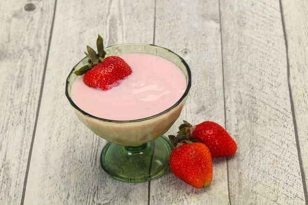 Milchjoghurt Mit Erdbeere Der Schüssel — Stockfoto