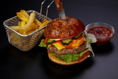 Sıcak lezzetli ve sulu burger kızartma patates servis