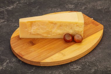 Tahtanın üzerinde fındıklı parmesan peyniri.