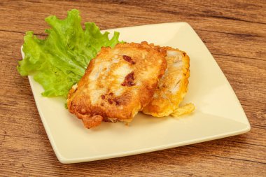 Ekmeğin içinde kızarmış morina balığı